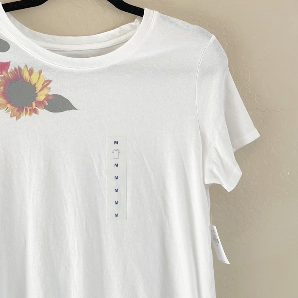 🌿Final‎ Sale 
Old Navy Tshirt - Picture 3 of 4